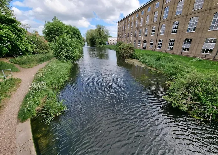Canal Side Retreat - 2 Bedroom Apartment