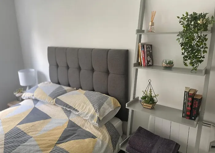 Canal Side Retreat - 2 Bedroom Apartment