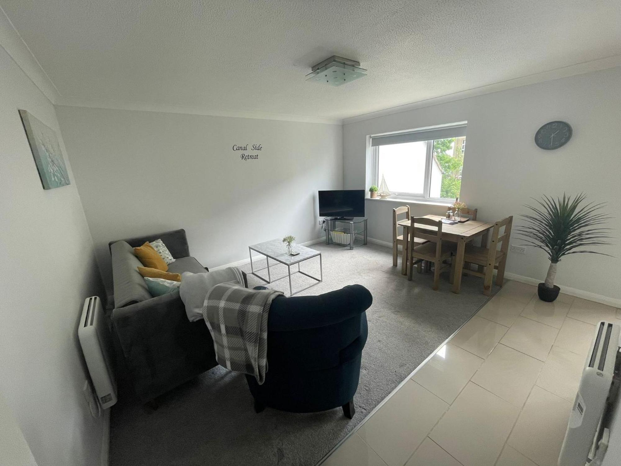 Canal Side Retreat - 2 Bedroom Apartment